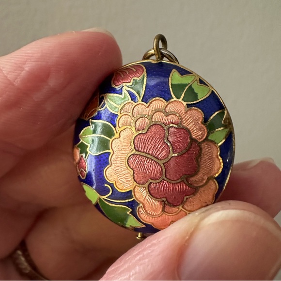 Jewelry - Lovely vintage floral cloisonné pendant
